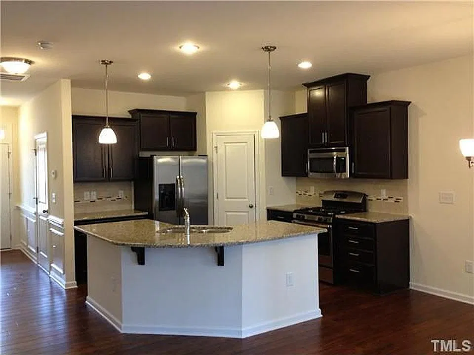 3 bed, 2.5 bath, 1770 sqft, $1,900 — Photo 2