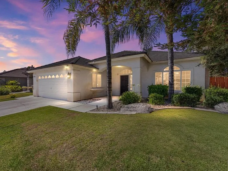 Mirage Dr — Photo 1