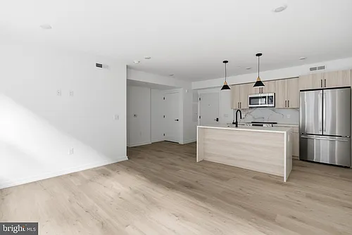 209 New St #4F Photo 1