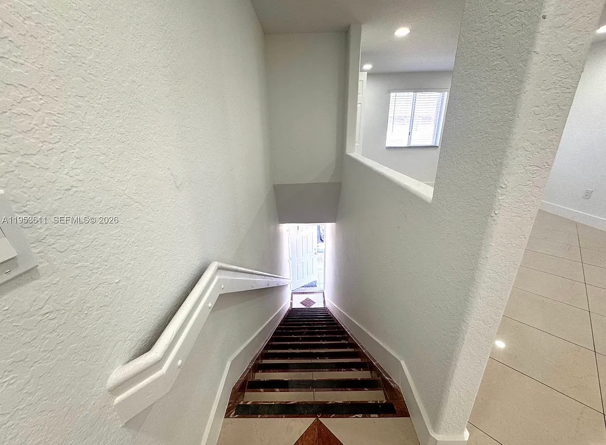 3 bed, 1330 sqft, $2,900 — Photo 3