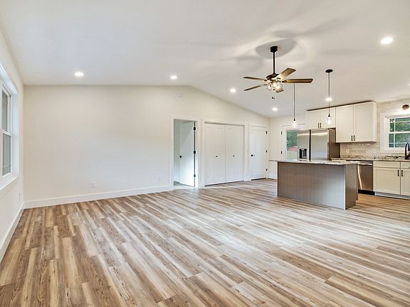 5th image of 406 Crestview Dr