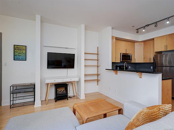 5th image of 1022 Fort St #203