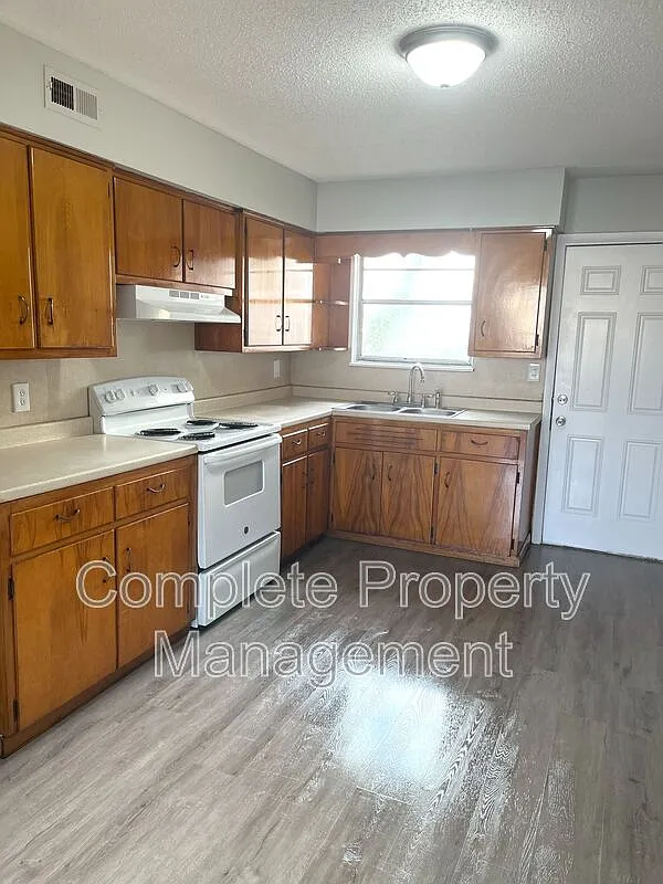 2 bed, 1.0 bath, 1680 sqft, $850 — Photo 2