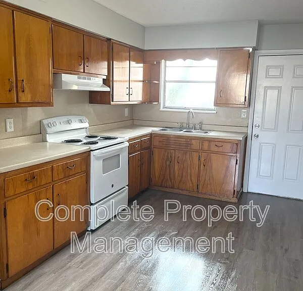 1108 Hall St — Photo 6