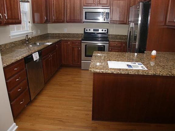 5th image of 230 Bradford Ln