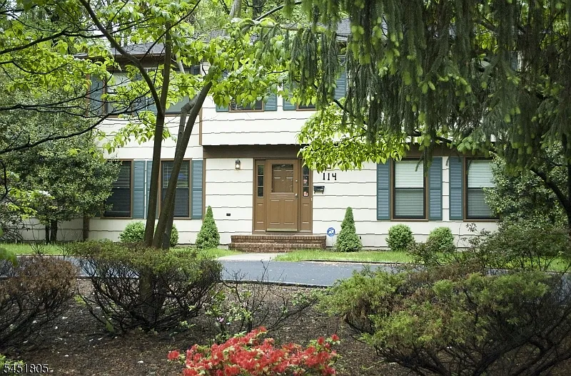 4 bed, 2.5 bath, $5,000 — Photo 2