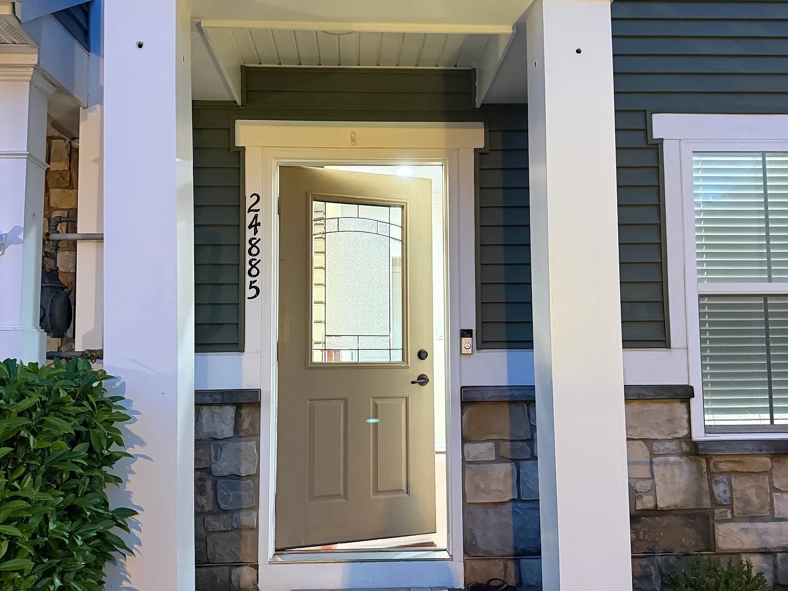 2 bed, 2.5 bath, 1592 sqft, $3,000 — Photo 3