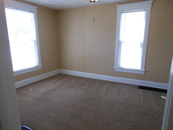 4th image of 900 Crawford St
