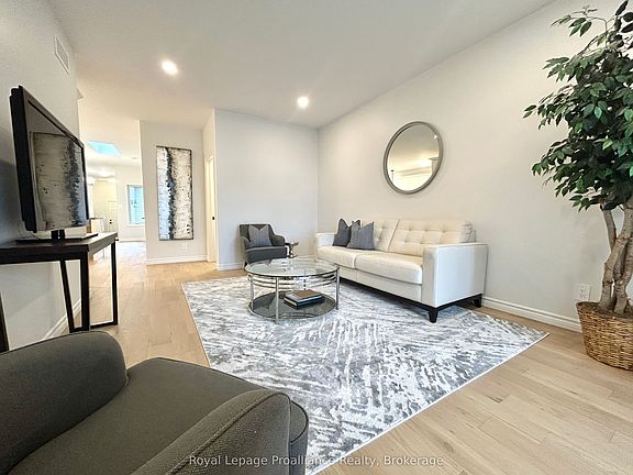 3rd image of 33 Athabaska Dr