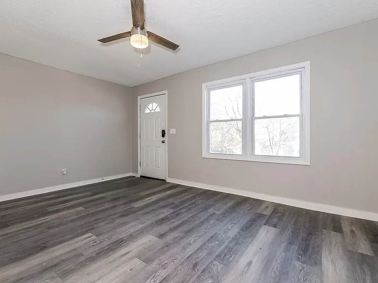 756661_018_living_room_13593235.jpg