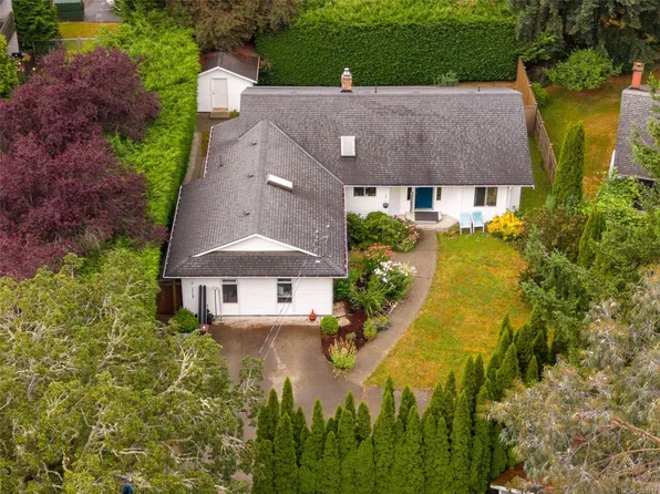 1215 Stellys Cross Rd #2, Central Saanich, BC V8M 1H3