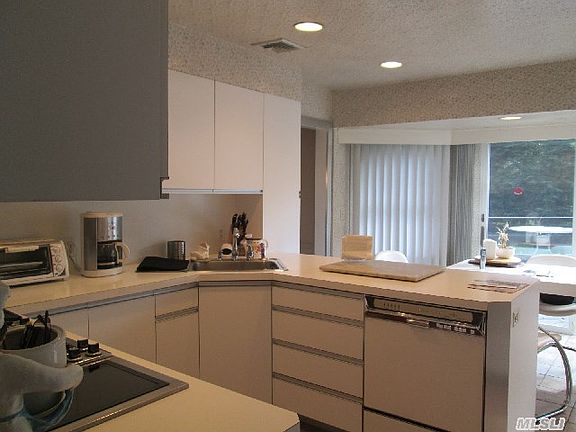 5th image of 5 Cherry Wood Ln