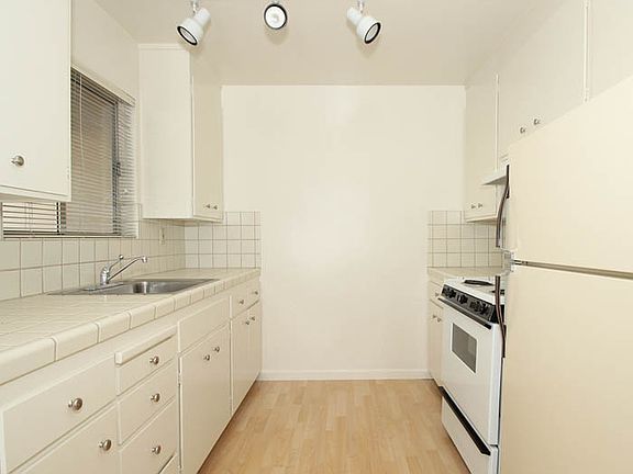 4th image of 562 Kendall Ave APT 15