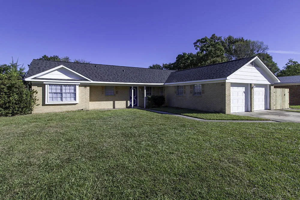 4 bed, 2.0 bath, 2300 sqft, $2,300 — Photo 2