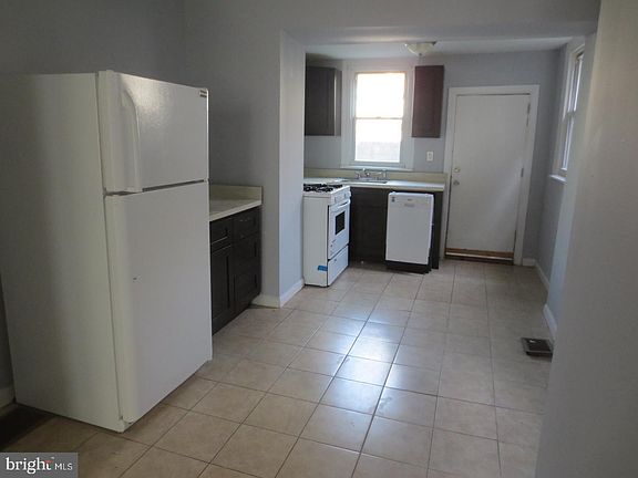 3rd image of 2821 Winton St