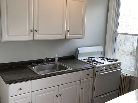 5th image of 52 E Montana St