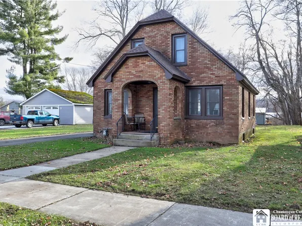 11 W 3rd St, Lakewood, NY 14750