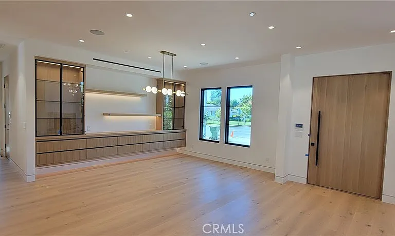 16354 Moorpark St — Photo 7
