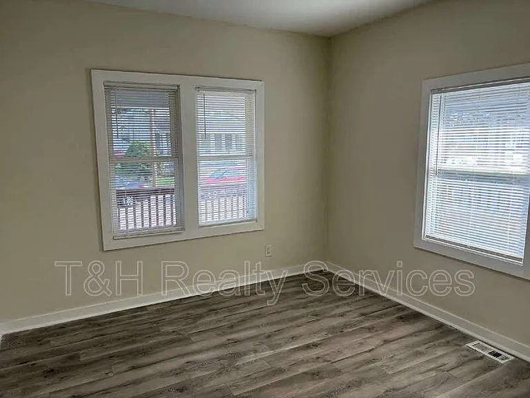 320 W 39th St — Photo 11
