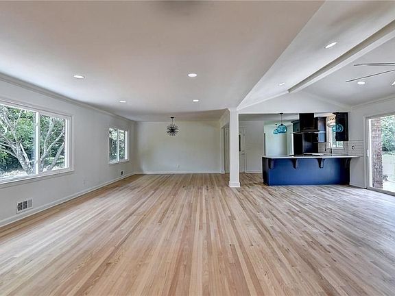 2nd image of 6085 Glenridge Dr