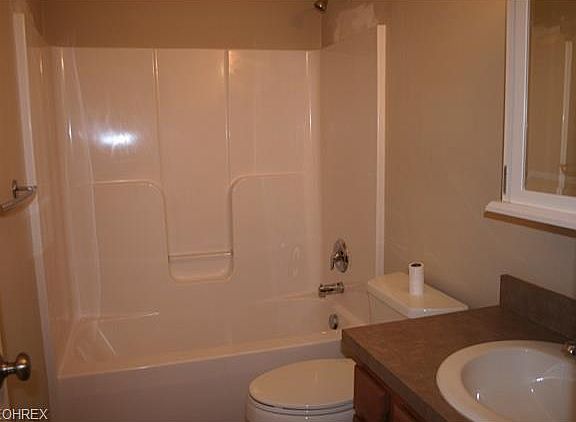 5th image of 194 Bellmore Ct
