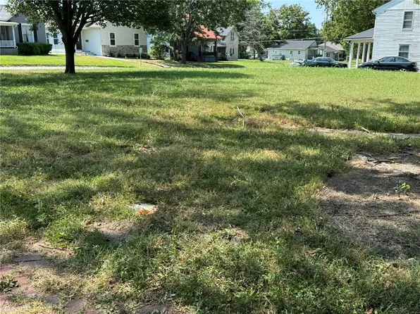 210 S Silver St, Paola, KS 66071