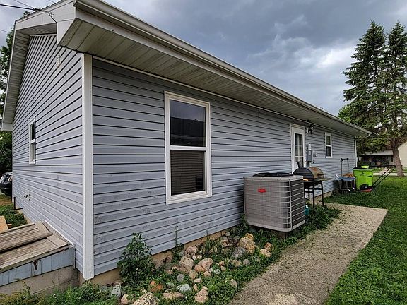 3rd image of 931 Iowa St