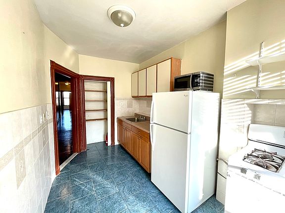 3rd image of 806 Bergen St APT 4