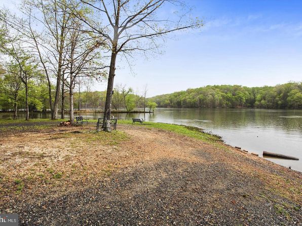 107 Washington Square Ct, Occoquan, VA 22125