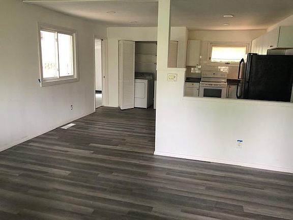 2nd image of 3588 Oakwood St