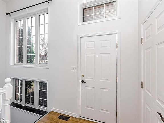 3rd image of 47 Queensway Dr