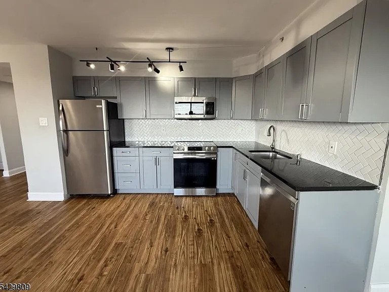 60 Parkway Dr E #9B — Photo 5
