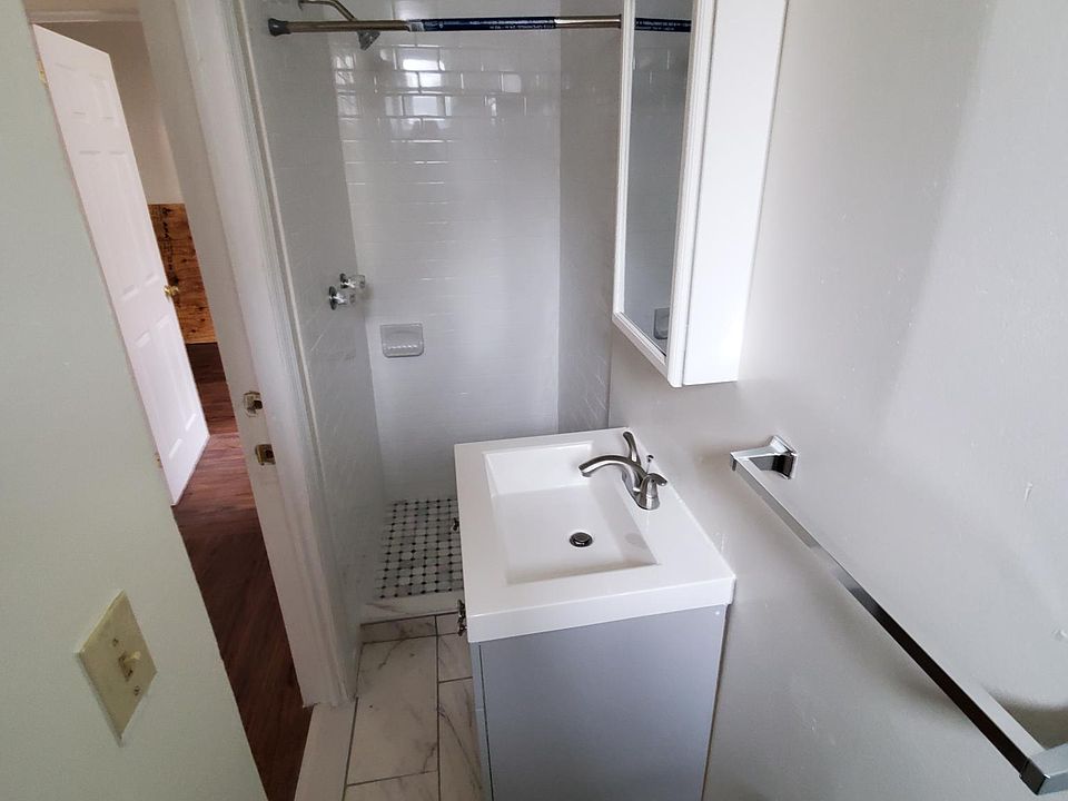 2nd image of 1800 Selma Pl