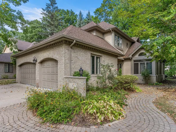 4 Lemington Ct, Dearborn, MI 48126