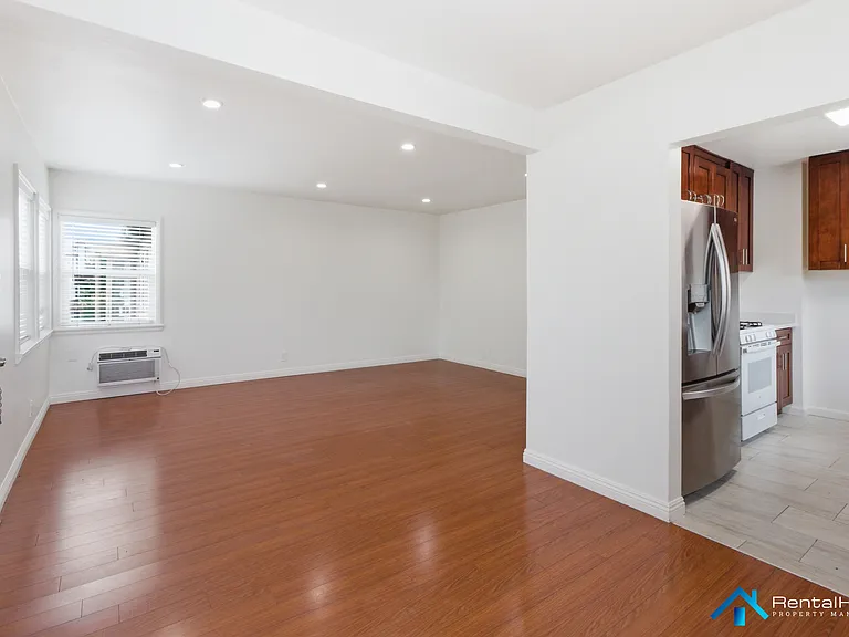 11555 Burbank Blvd #6 — Photo 4