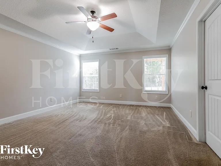 114 Colonial Ct — Photo 6