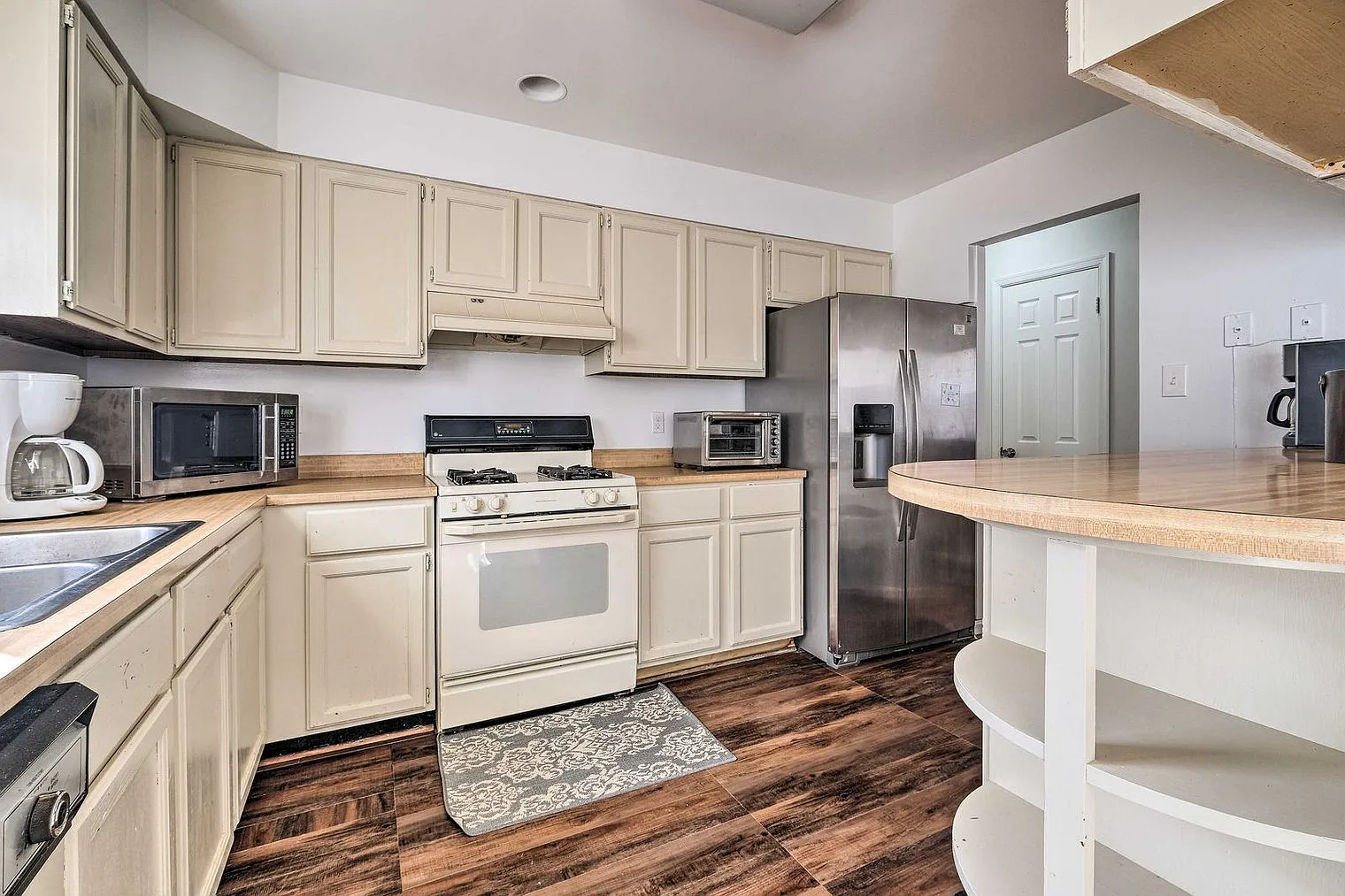 3 bed, 2.0 bath, 1097 sqft, $2,645 — Photo 4