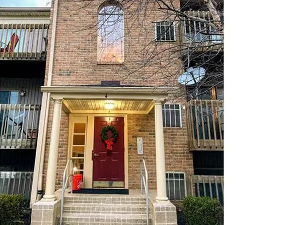 4 Banyan Wood Ct APT 103, Essex, MD 21221