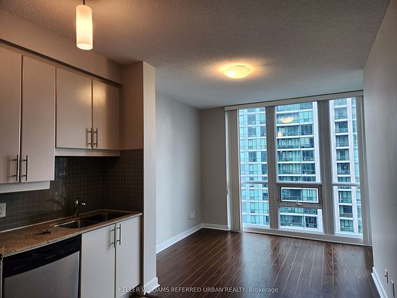 4th image of 18 Harbour St #2606
