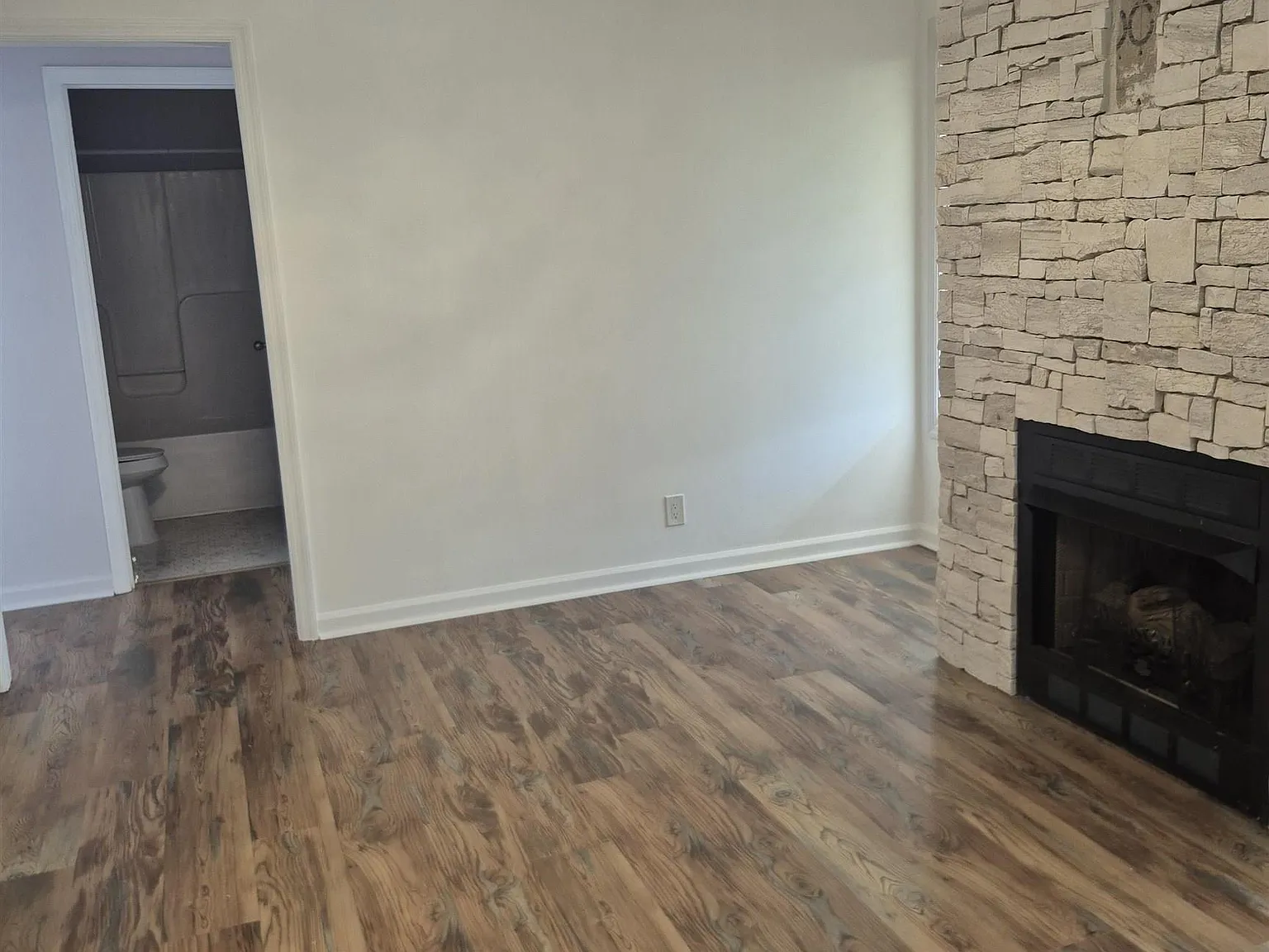 3 bed, 2.0 bath, 1437 sqft, $1,800 — Photo 3