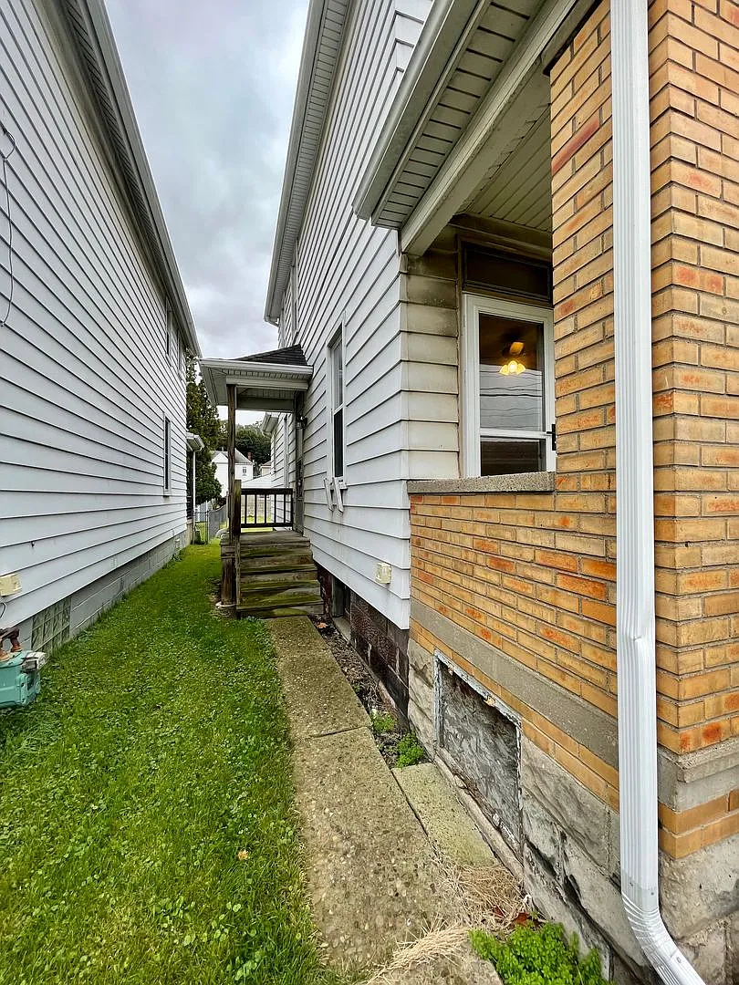 Coraopolis - 2 Bed 1 Bath - Home for Rent — Photo 2
