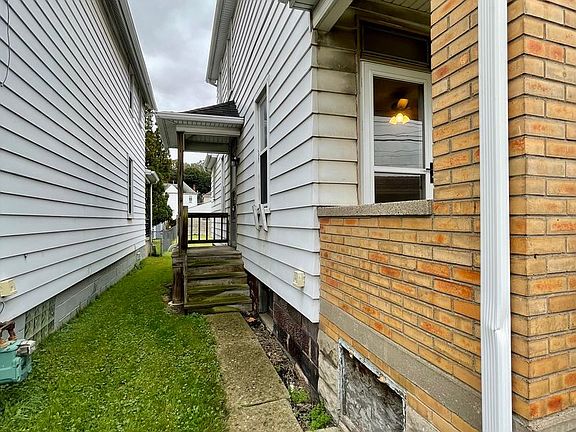 2nd image of 710 4th Ave