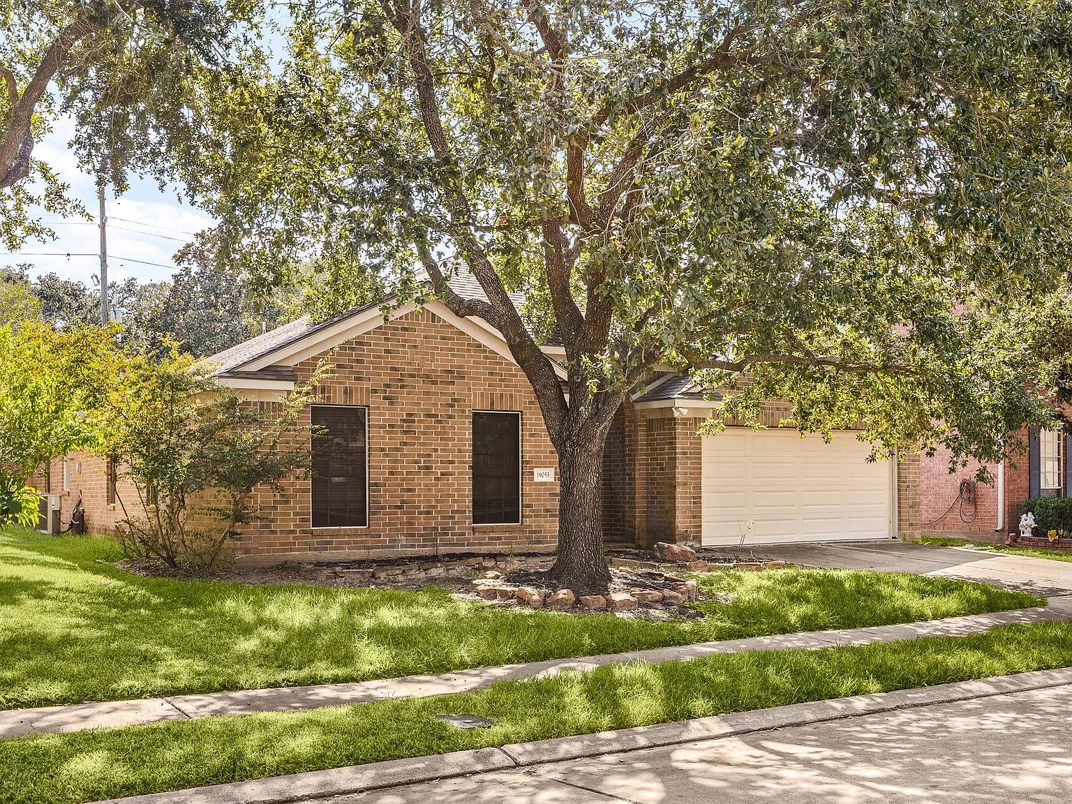 4 bed, 2.0 bath, 2219 sqft, $1,950 — Photo 2