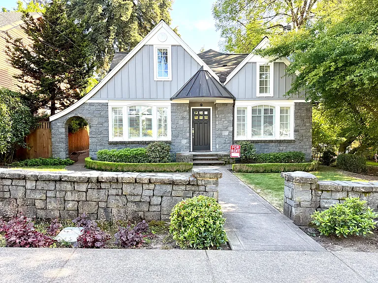172 Middlecrest Rd — Photo 1