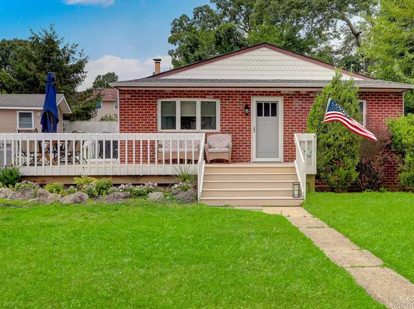 629 East Drive, Lindenhurst, NY 11757