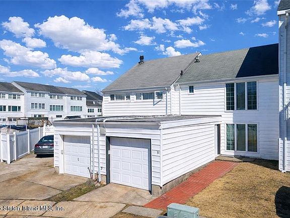 2nd image of 31 Barclay Cir