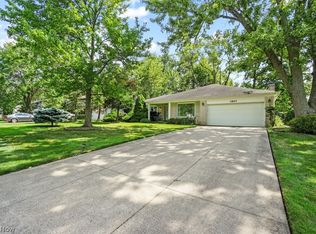 1897 Winchester Rd, Lyndhurst, OH 44124