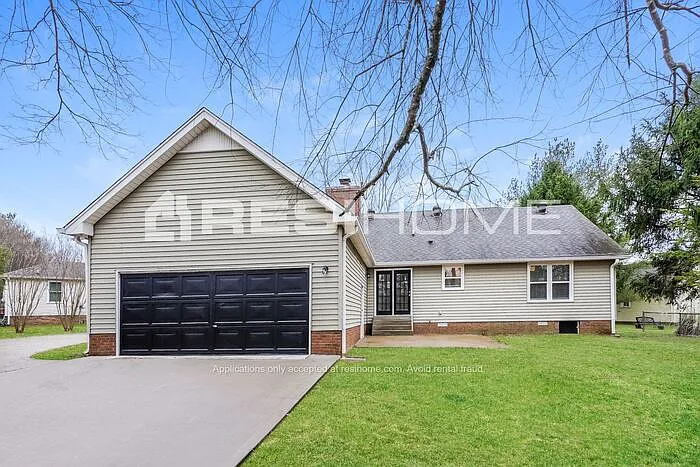 112 Lancaster Ct — Photo 2