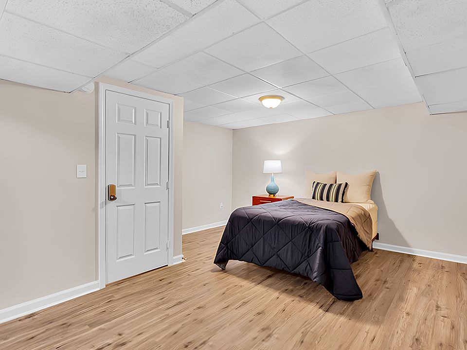 Very large downstairs bedroom.