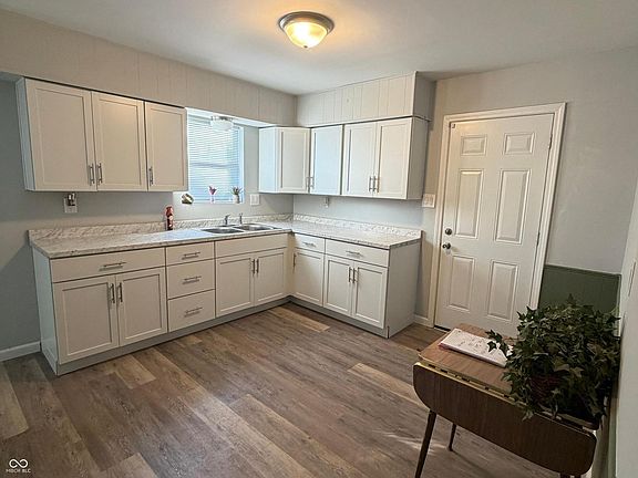 4th image of 1002 Collier St